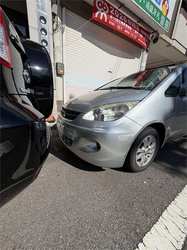 恐怖毒駕在身邊！　肇事騎士「手握電子煙」衝撞路邊2車慘被包夾
