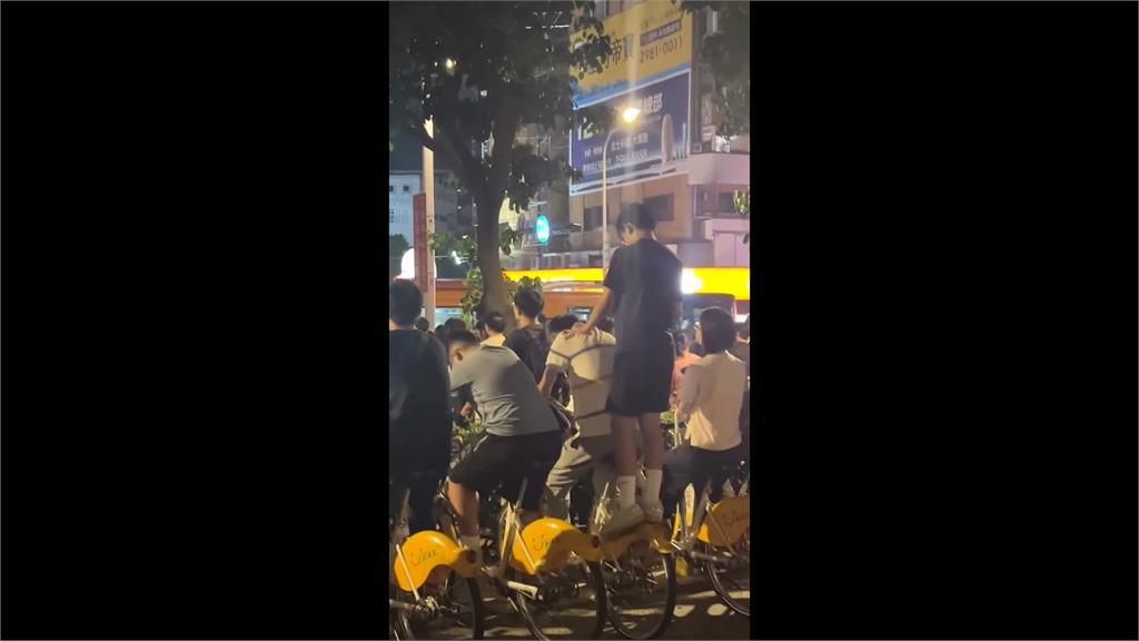 大象來了!民眾擠爆士林亂象多 踩踏花圃﹑疏散動線亂