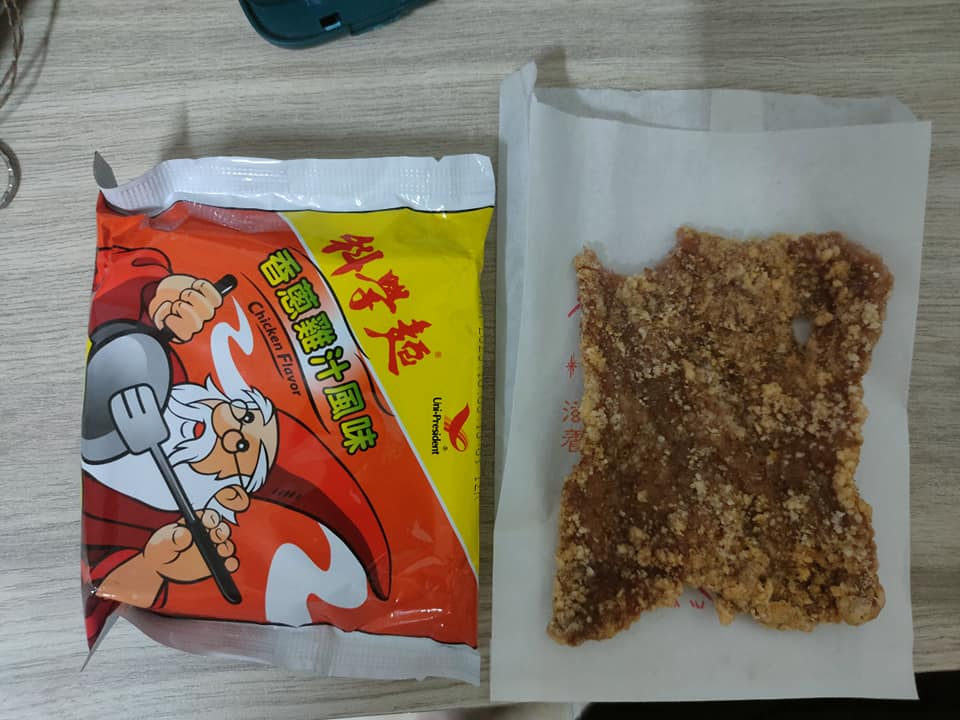 他打開便當驚見「紙排骨」…比科學麵還小片!網酸:廚師刀工真好