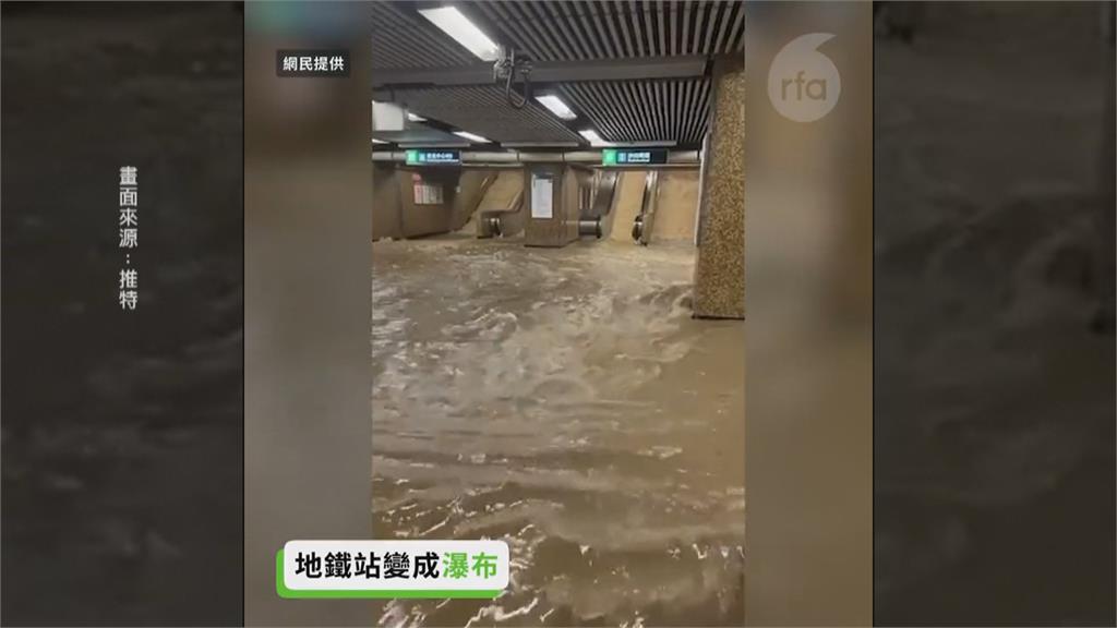 香港暴雨！　女子惡水中站不起來遭大水沖走...　