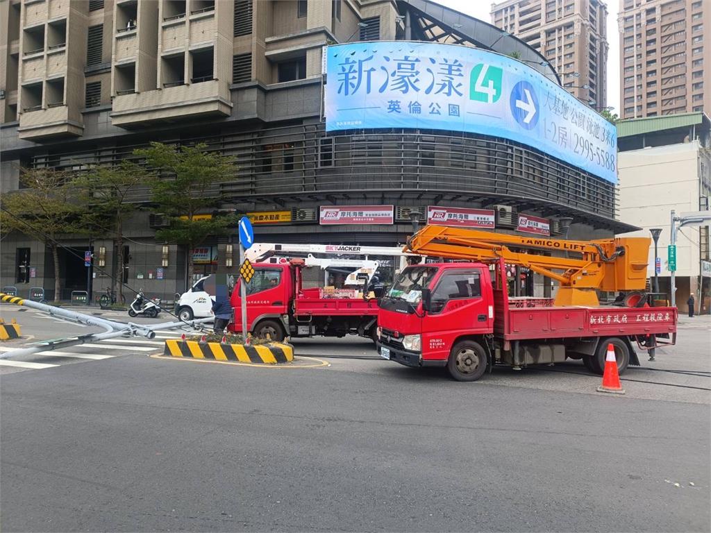 快新聞/三重出事了!男駕吊桿車疑忘收吊臂 扯斷紅綠燈畫面曝