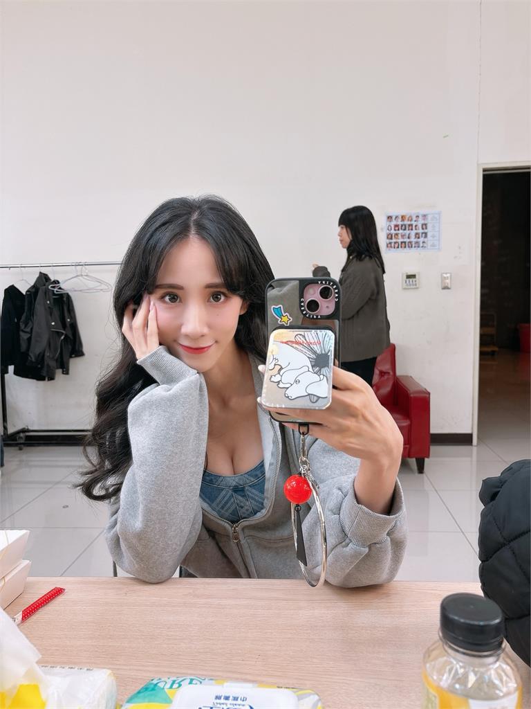 衣櫃挖出多年「激緊布料」！瑤瑤蹲地炸出「超兇白麻糬」喊：我還穿得下