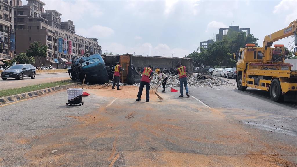 沙鹿向上路"長下坡"再傳車禍! 砂石車翻覆波及4車