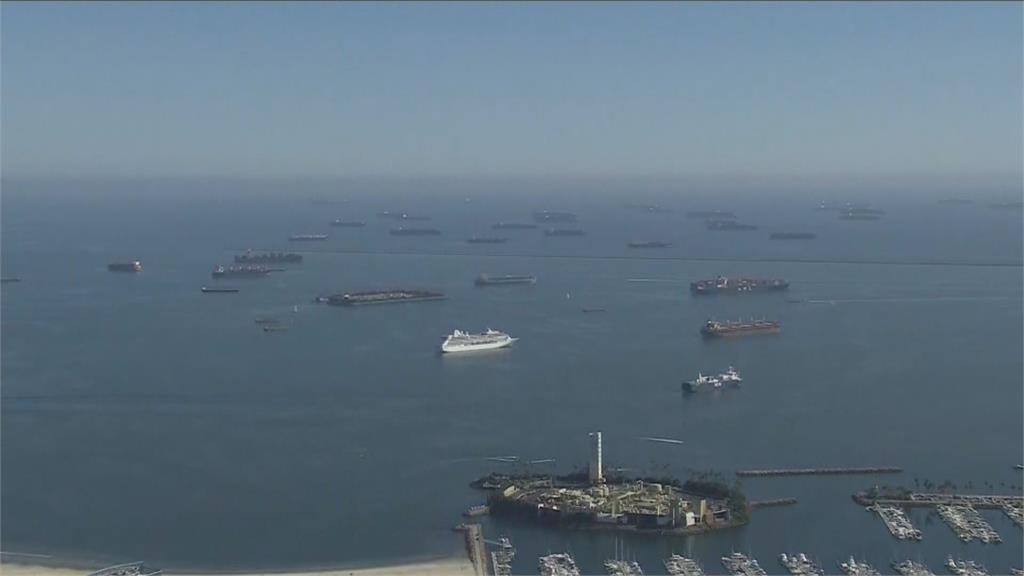 塞港問題難解　加州外海逾70艘貨輪乾等