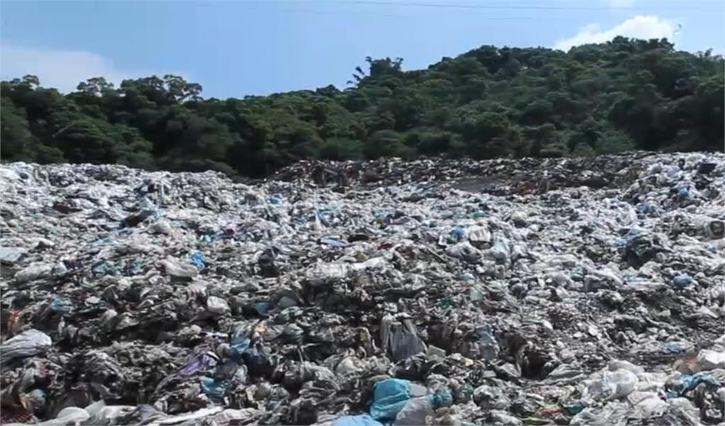 快新聞/掩埋場爆倉!台中議員怒揭「垃圾山滿坑滿谷」 盧秀燕挨轟了