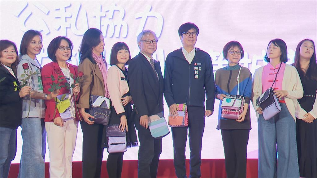 38婦女節高雄性平政策成果佳 陳其邁贈玫瑰表達對女性感謝