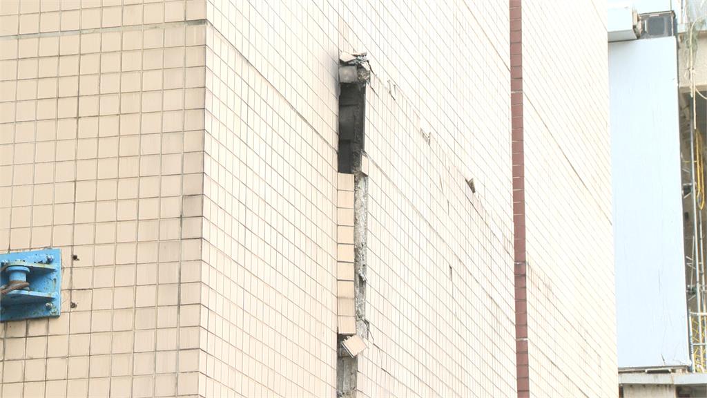 大安區巨響！北捷忠孝復興站變電站火警　大樓外牆焦黑磁磚噴飛