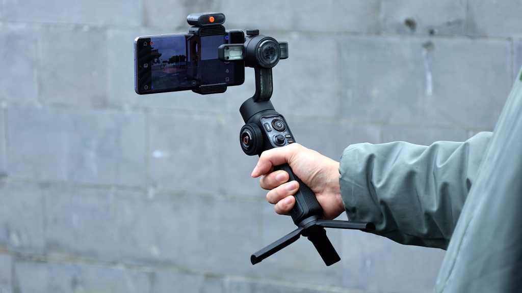裝上智慧追蹤後 拍攝更便利 Zhiyun Smooth 5S AI