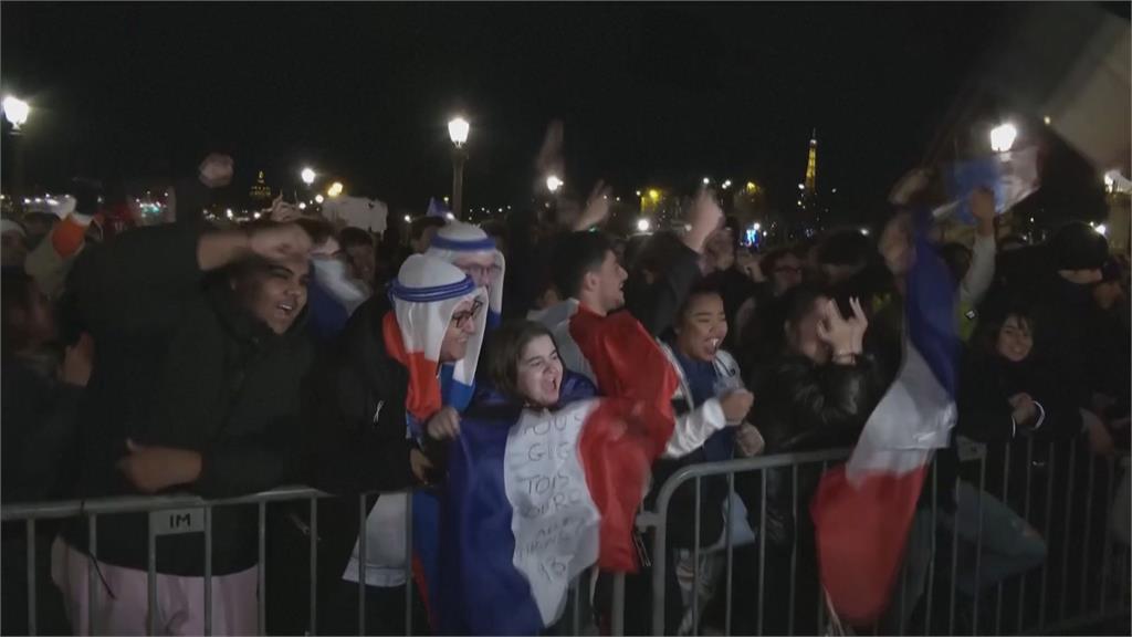 笑不出來！5萬球迷喜迎法國隊回國　姆巴佩「嚴肅臉」與隊友大反差