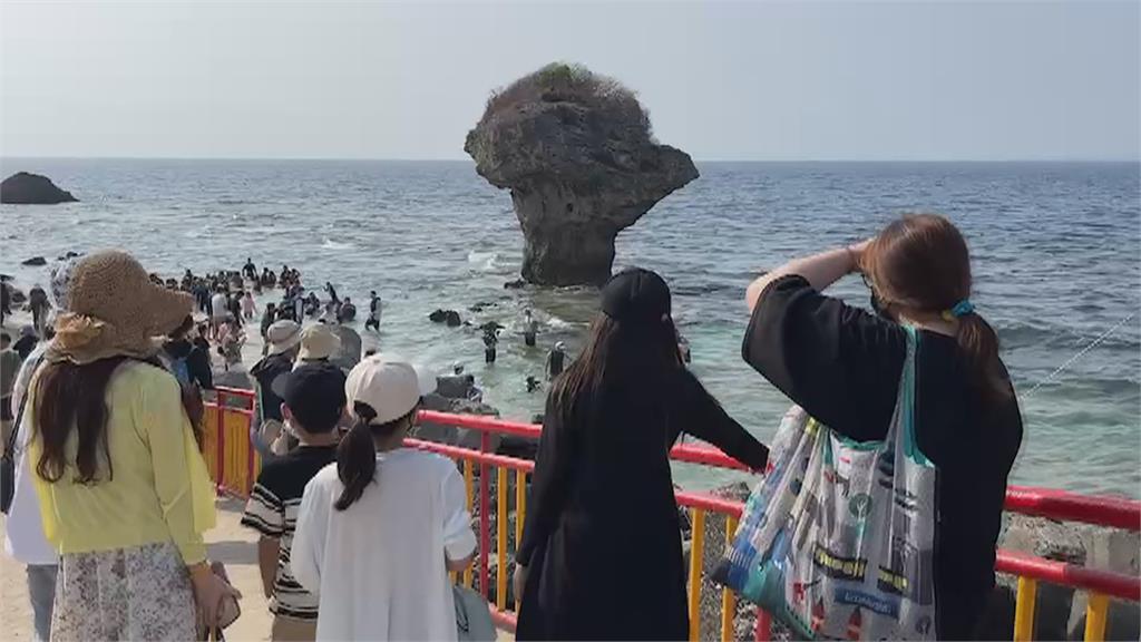 連假首日！小琉球估兩萬人登島　住宿一房難求、出租機車搶光光