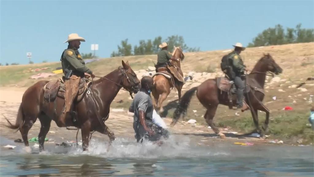 太難想像！警察騎馬驅趕美墨邊境難民　畫面太痛心引眾怒