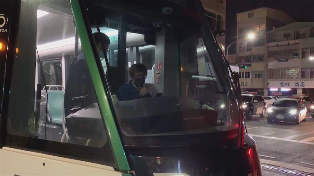 高雄女騎士疑闖紅燈 撞壞輕軌車一度無法行駛