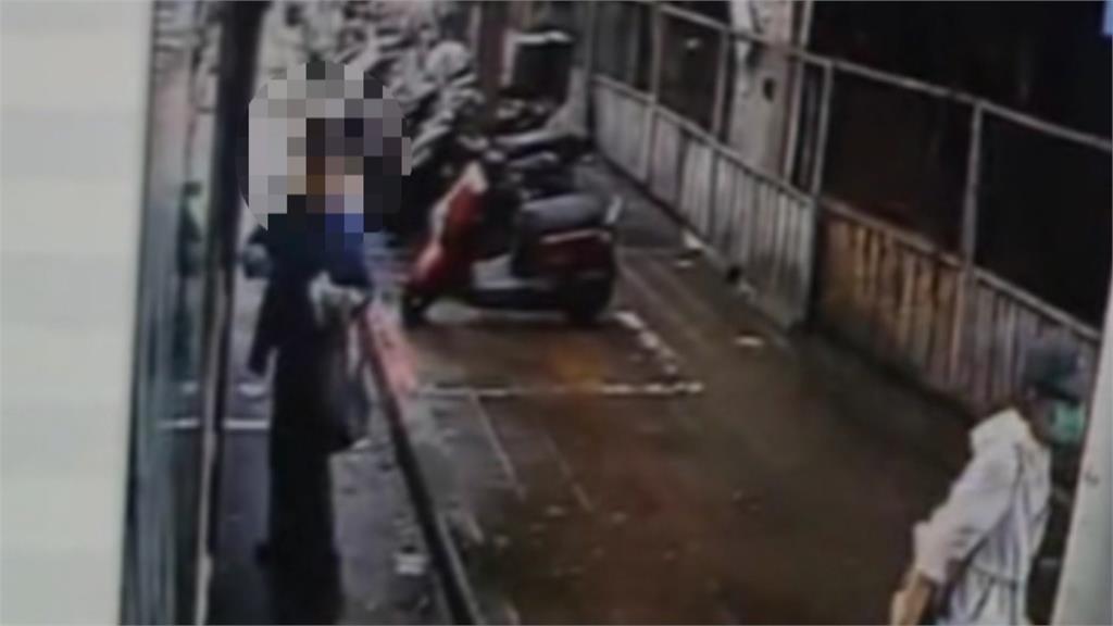 男為等妻伸手擋車門控遭「夾傷手」　公車不是你一人的！駕駛怒：全車等你