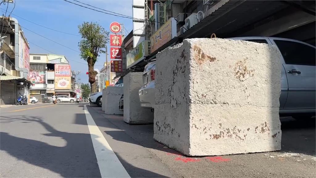 桃園土地所有權糾紛居民抗議　地主無預警「放水泥磚」擋路