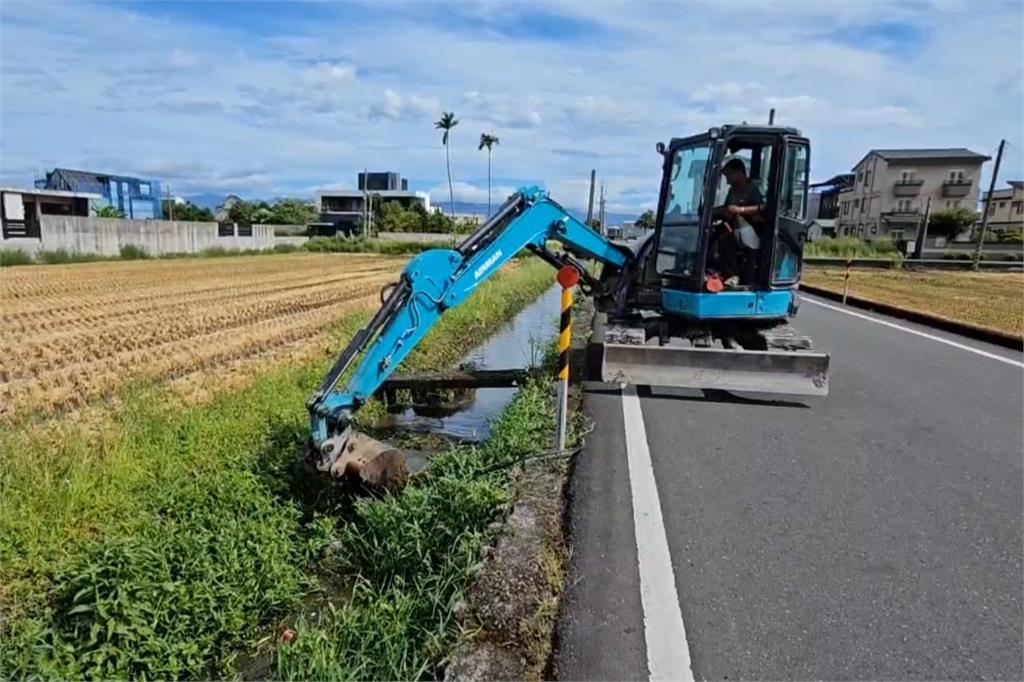 快新聞/丹娜絲步步進逼!宜蘭農民搶收稻穀 水利署疏通河道備戰