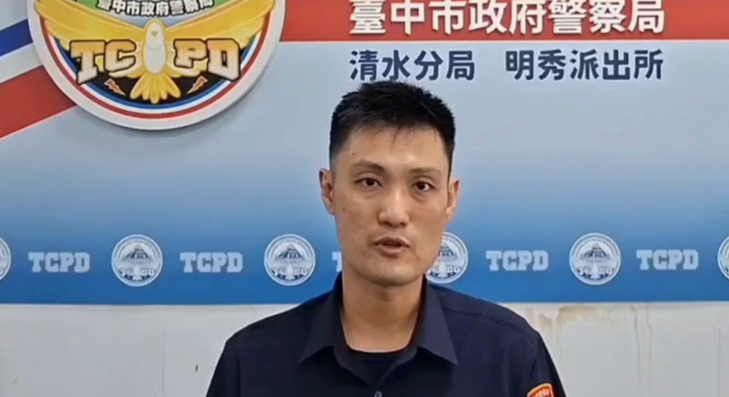 台中沙鹿向上路七段長下坡 聯結車突爆胎竄黑煙