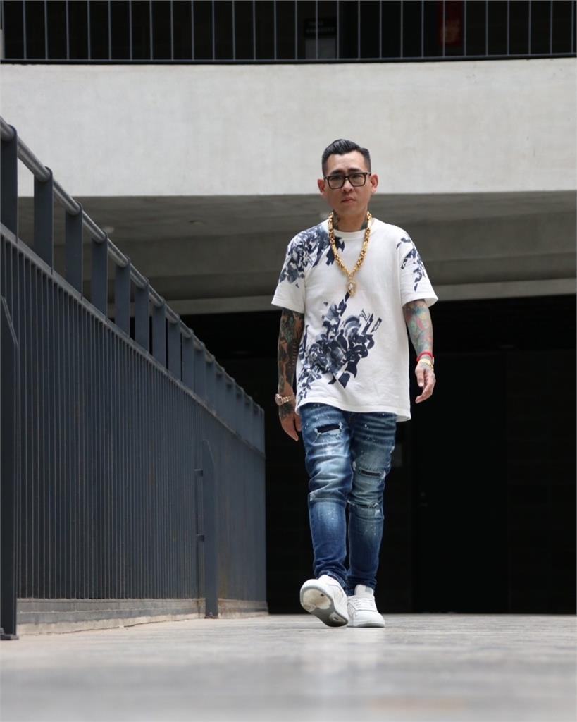 網紅蹦闆開35K徵人「2條件被酸翻」！他怒回擊：我有錢活該被白嫖？