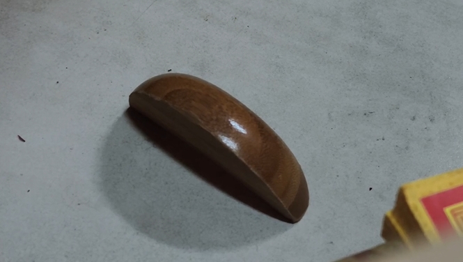 奇景！民眾參拜擲筊後「雙角立筊」　苗栗大埔福德祠廟方：建廟首次