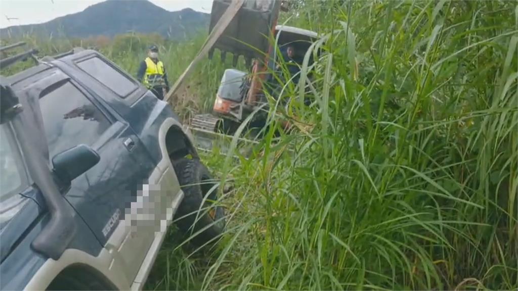 吉普車「刁車」險翻溪谷　村民開怪手幫解危