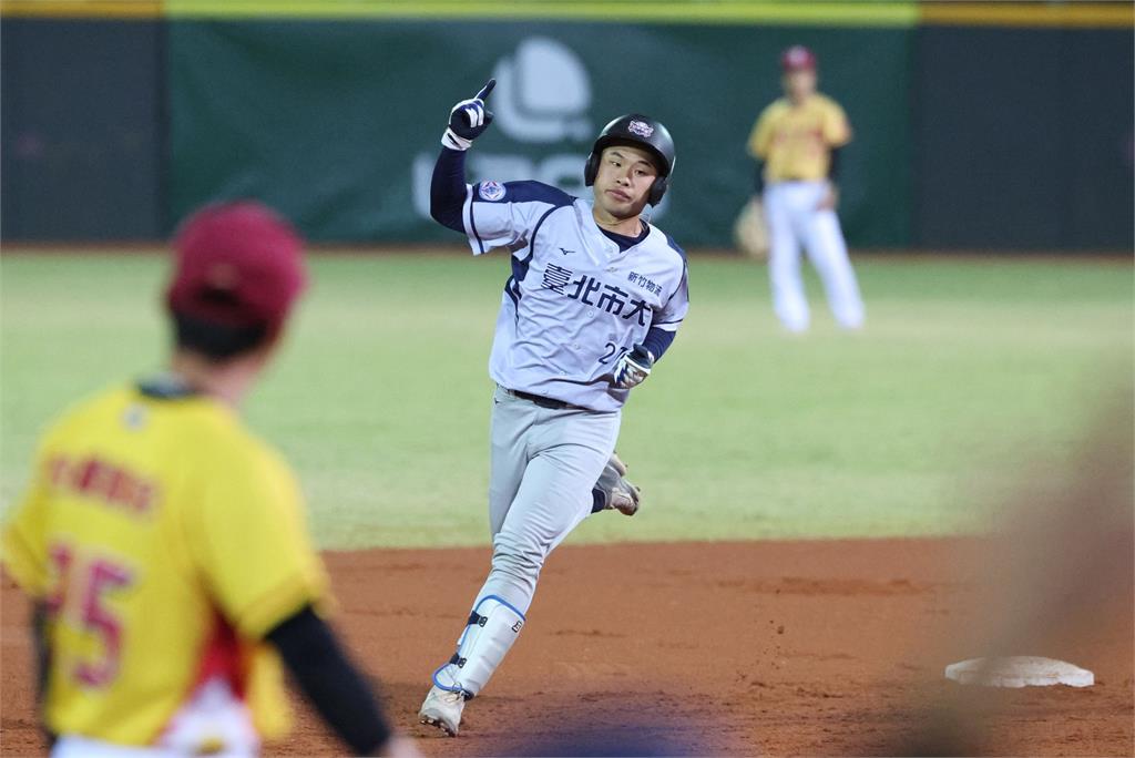 棒球(影)／也太融入台灣！北市大日籍捕手白井雄登賽後「飆國罵」！主播球評都笑歪