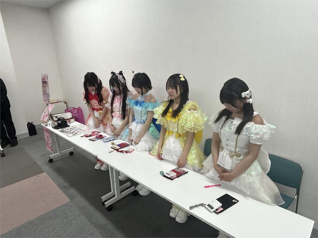票價才147元!偶像女團辦見面會「竟0人到場」5正妹低頭、捂臉哭全被拍
