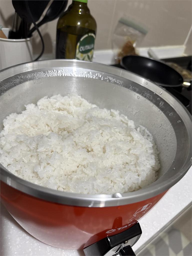 外國球員拿大同電鍋煮飯「忘記放這1物」！2萬台灣人全急壞：不是這樣用的啦
