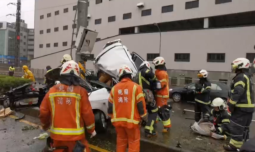 快新聞／國1內壢交流道嚴重車禍！　轎車撞安全島「捲」號誌桿、駕駛重傷搶救中