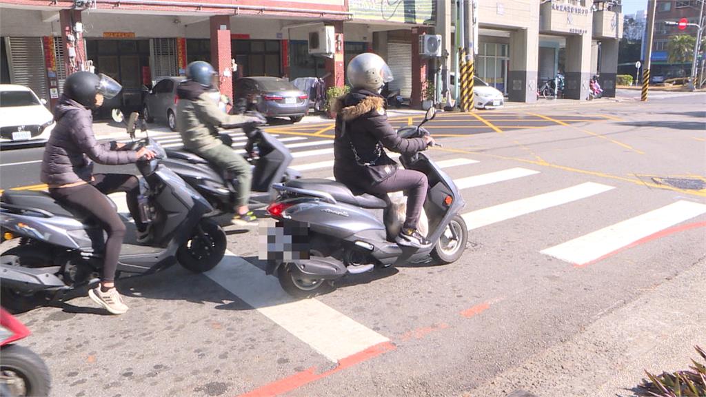 燈號轉換煞車不及紅燈越線　男子被開單竟嗆警「死要錢」