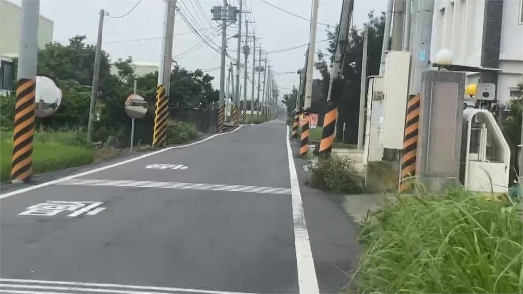 天外飛來凶器!貨車木板沒綁好 大量碎木板向後方噴飛險砸騎士