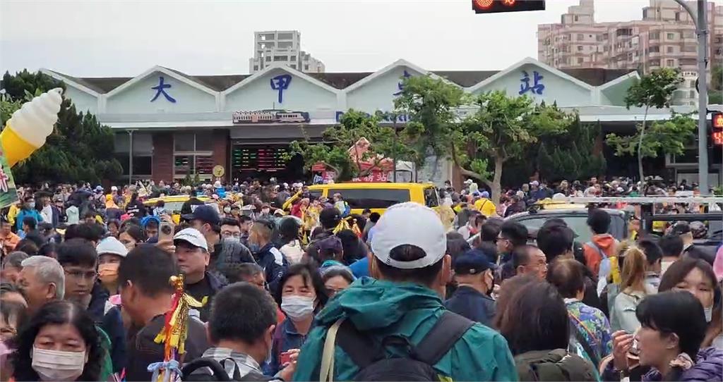 台鐵行經大甲人潮擠 2男疑推擠火車上爆吵5分鐘