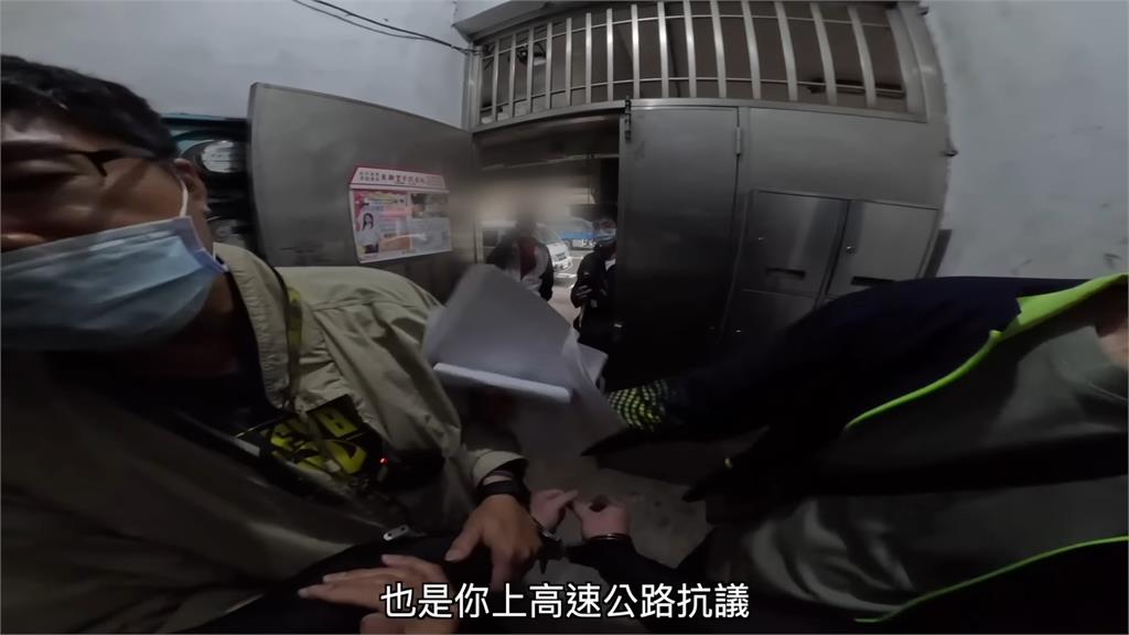 重機YTR「國道抗爭」完遭拘提!警疑說溜嘴上銬實情 畫面曝網笑:豬隊友