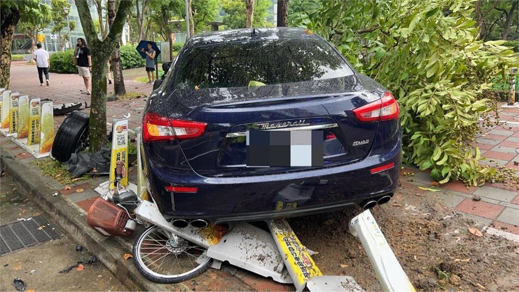 快新聞/要賠慘了!起步就失控 內湖海神連撞3車「連YouBike樁都被鏟爛」