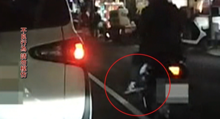 叩!誤以為只是旋轉踏板飛出 台中女騎士擦撞轎車涉肇逸