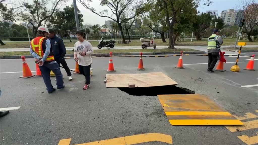 高雄路面現1公尺大坑洞害車受損 水利局研判人孔大小頭錯位