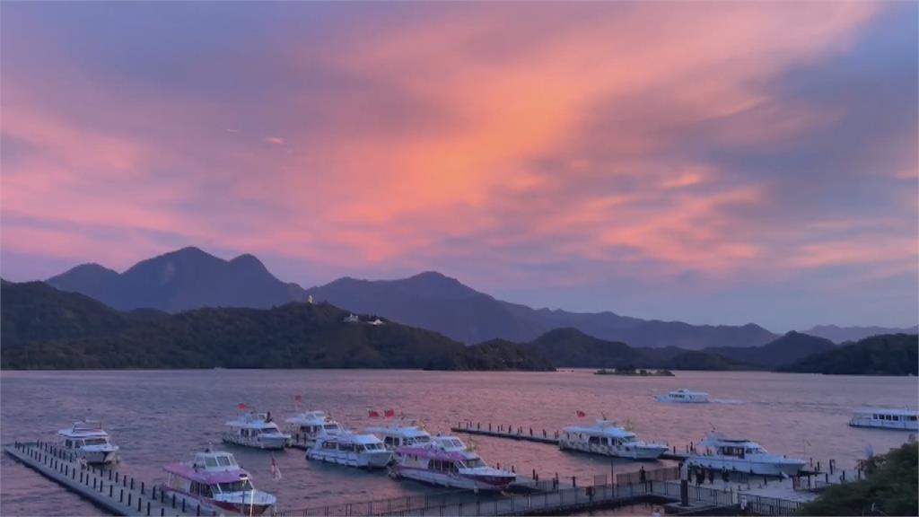 高雄天空「染紅」了!浪漫奇景引起民眾駐足拍照