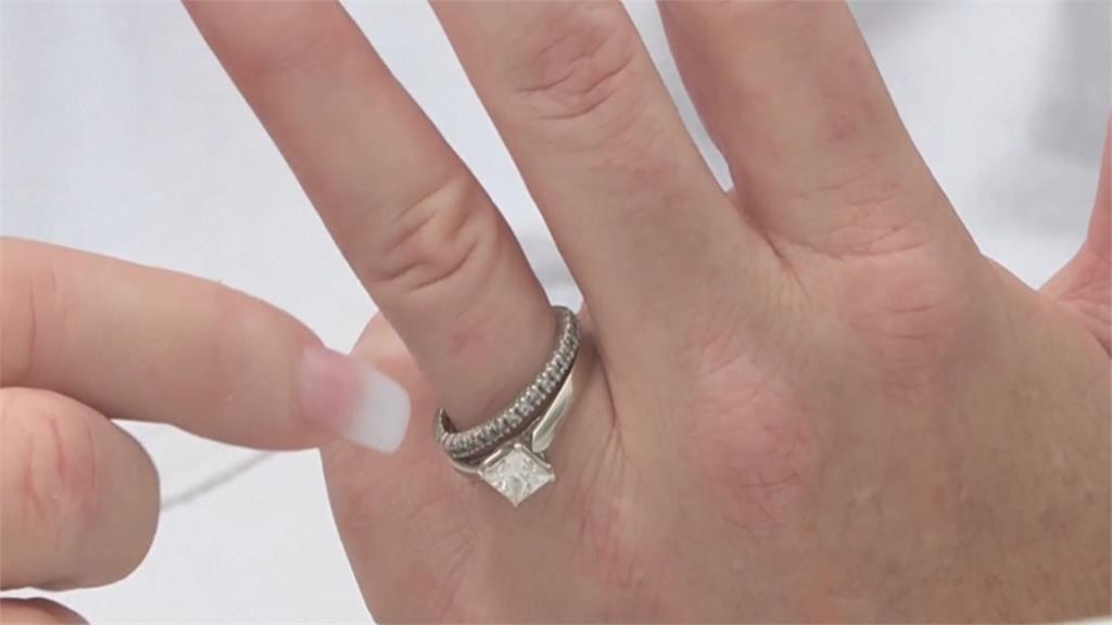 愛妻心切!加拿大男子為「找婚戒」 帶鐵鏟翻18噸垃圾山奇蹟尋回