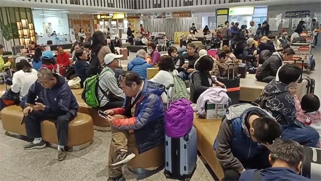 霧鎖金門又關島!上千人排航班候補「啟動B計畫」快輪疏運滯留旅客
