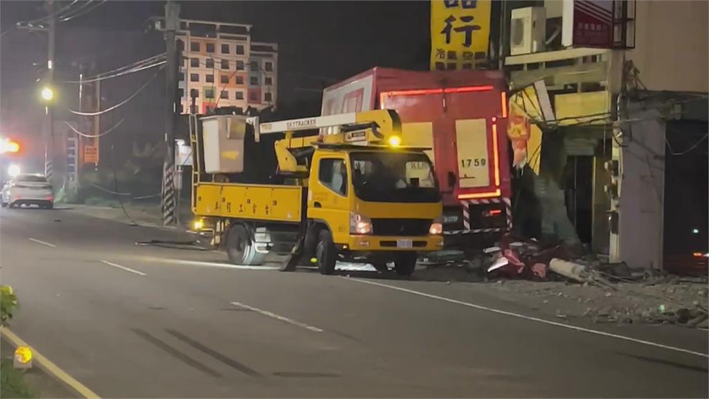 載滿麵粉貨車撞電桿又撞民宅 民眾睡夢中驚醒:以為有地震