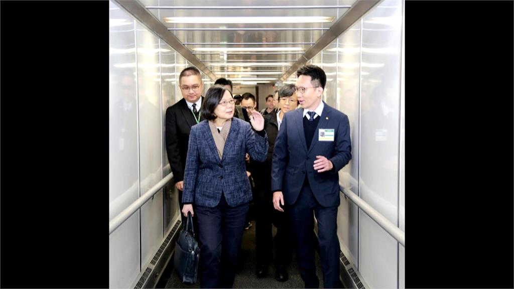 蔡英文抵達加拿大 僑胞揮舞國旗熱烈迎接 傳出將再訪問美國