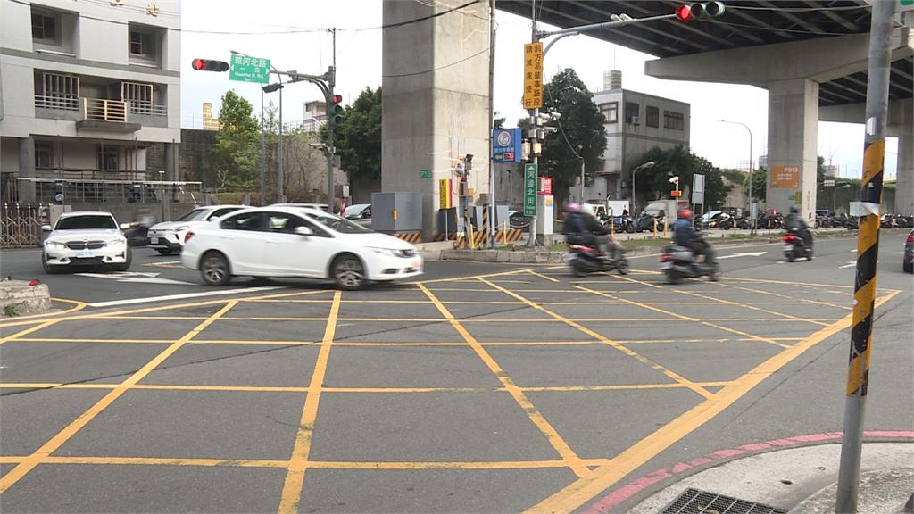 三重河邊北街騎士闖紅燈　攔腰撞計程車1死1命危
