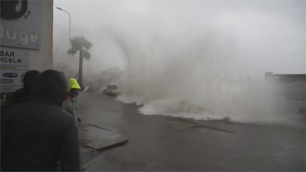 暴風侵襲義大利南部！　西西里島海景餐廳慘淹　民眾險遭大浪捲走