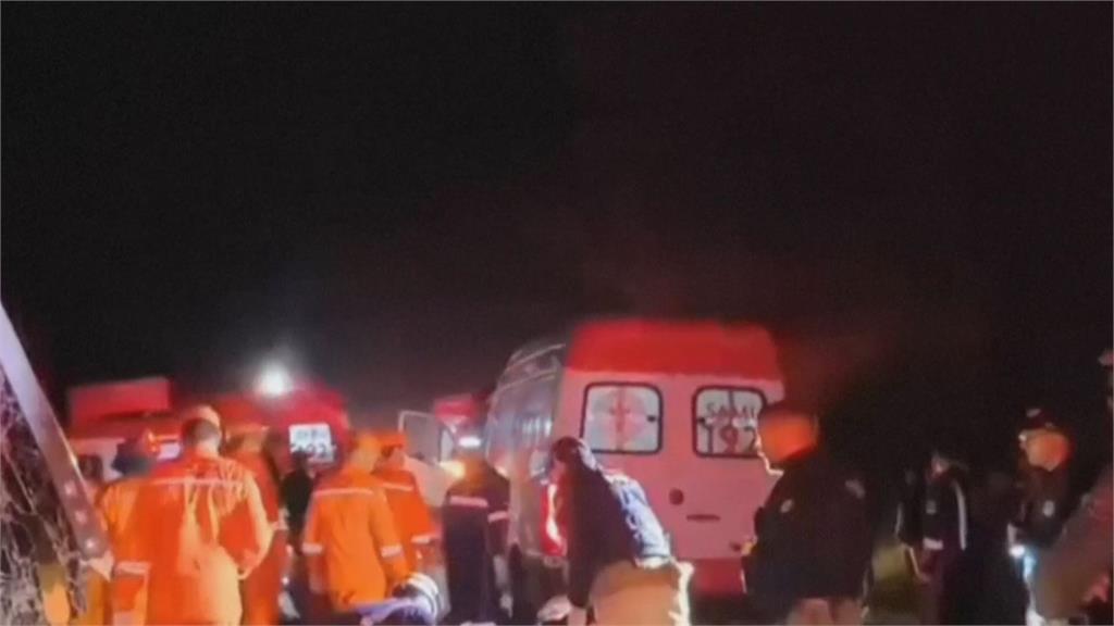 巴西客運失控逆向撞邊坡翻覆 至少17死 當地州長發文哀悼