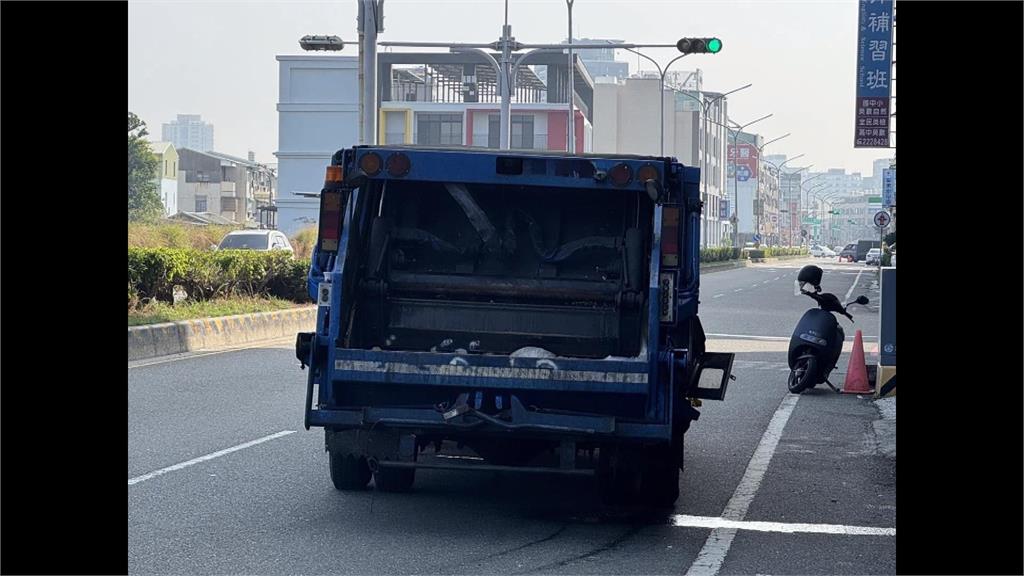 台南環保車驚悚自撞! 5車慘遭削尾.變電箱被撞倒