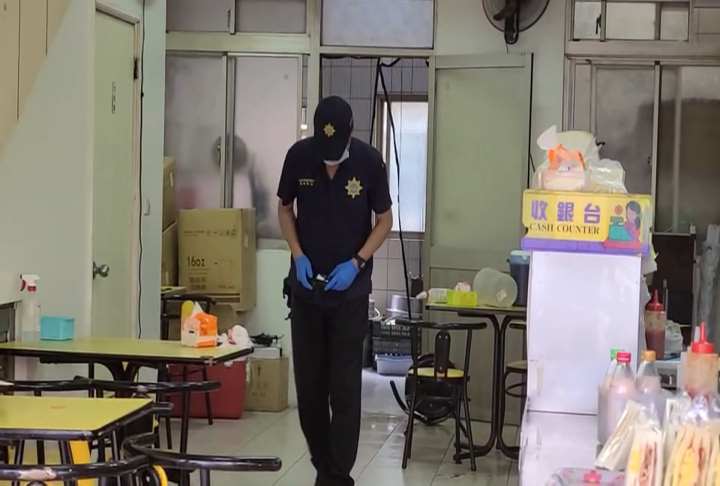 八里早餐店砍人濺血! 男持西瓜刀闖早餐店砍傷客人