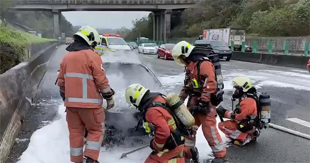 快新聞／國1北上新竹段火燒車！ 濃煙狂竄燒成廢鐵