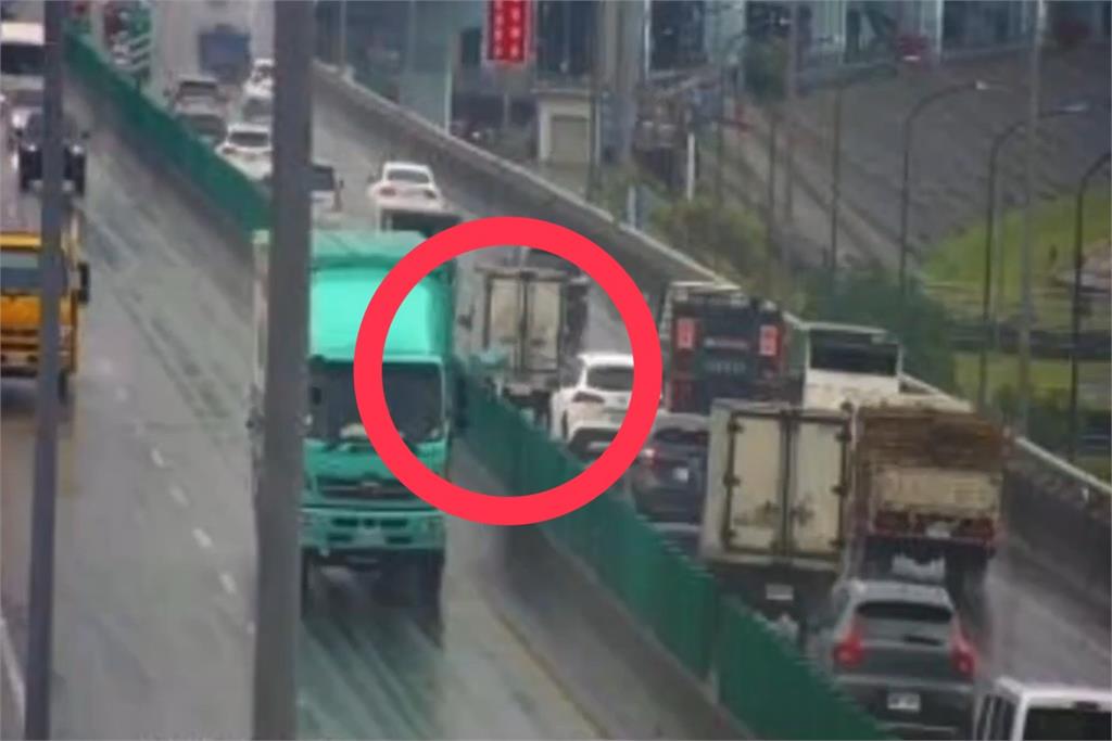 快新聞/阿嬤你怎麼在這?快速道路驚見電動代步車 畫面曝光