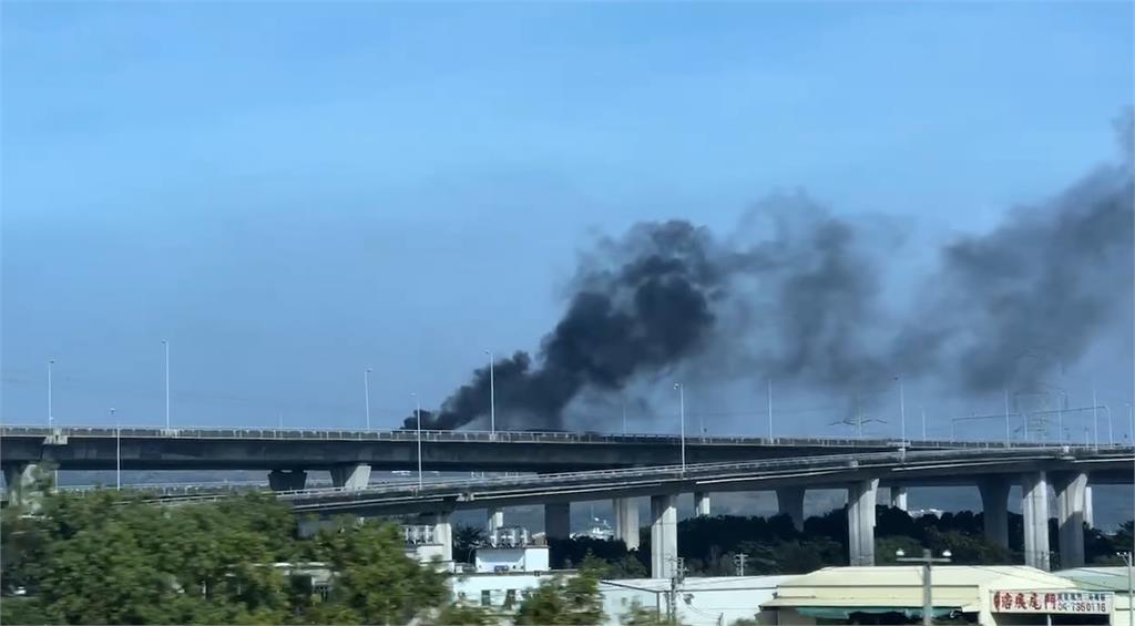 國道3號驚傳「火燒車」意外　黑煙直竄天際駕駛驚險逃生