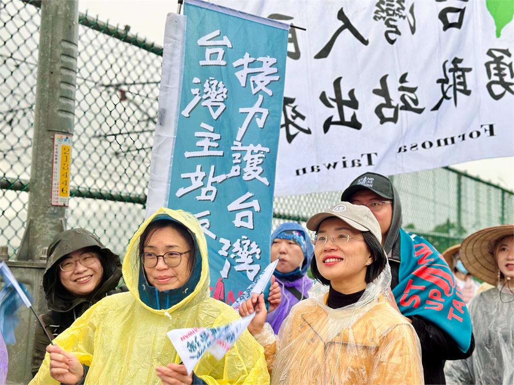 快新聞/黑熊學院「接力護台灣」隊伍冒雨抵鶯歌 蘇巧慧送燒餅油條親迎