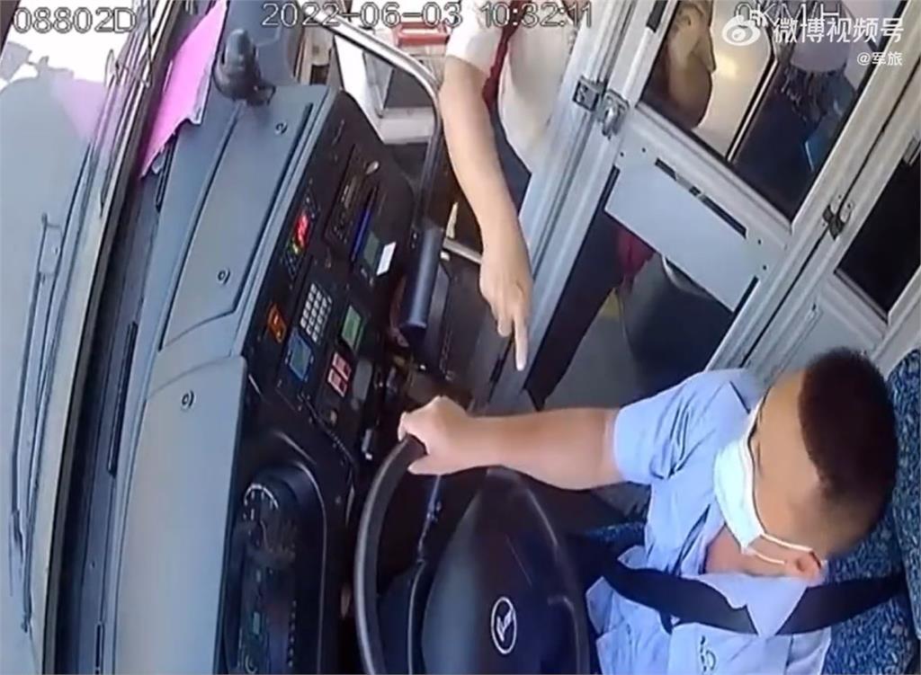 朋友沒趕上公車…中國70歲大媽4度出手「搶方向盤」飆吼司機：停車