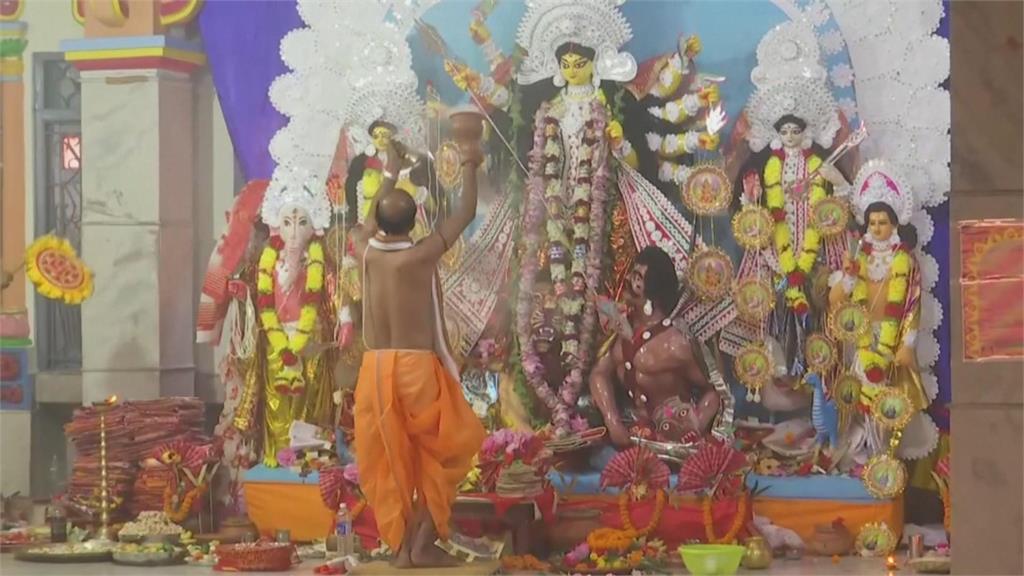 印度「杜爾加女神節」展開　女神廟擠滿祭祀信徒